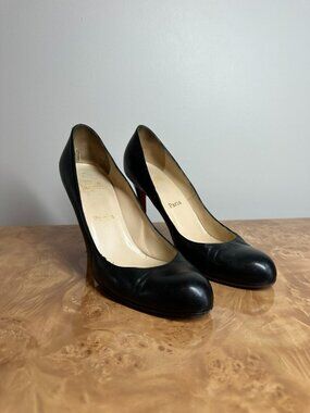 FLAW Christian Louboutin Black Leather Round Toe Pumps Size 40 AS-IS